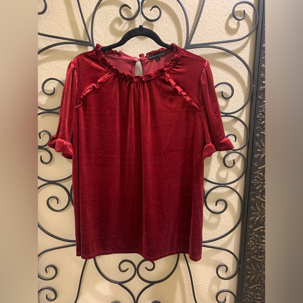 Gibsonlook red velvet blouse. Size large.